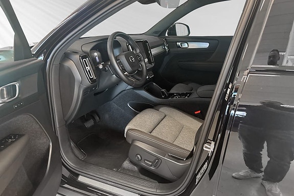 Volvo XC40 8 of 26