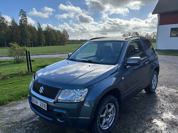 Suzuki Grand Vitara 2 of 6
