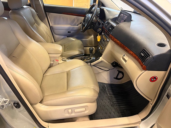 Toyota Avensis 8 of 16