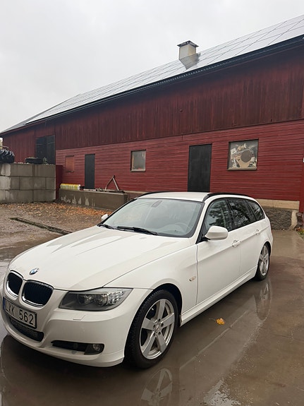 BMW 320d 2 of 4