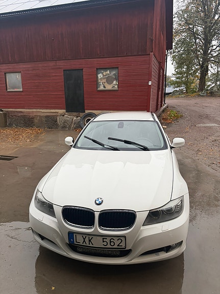 BMW 320d 3 of 4