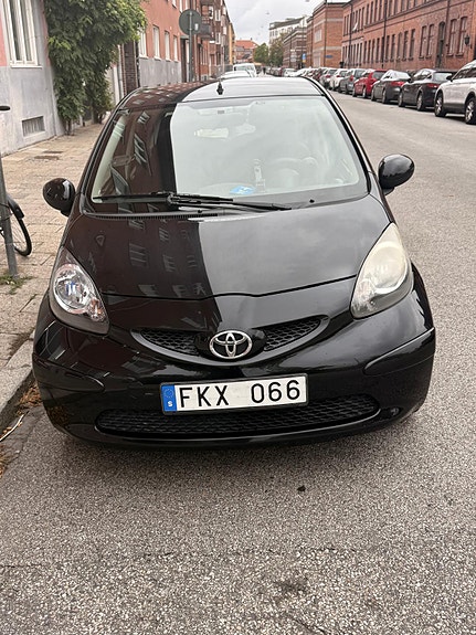 Toyota Aygo 2 of 9