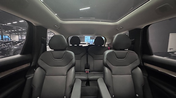 Volvo EX90 10 of 27