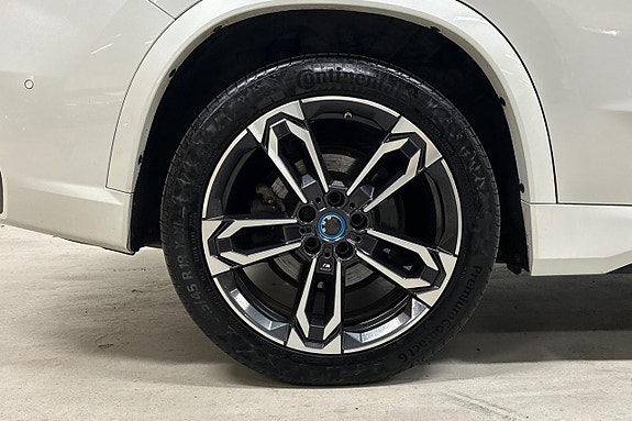 BMW iX1 11 of 30