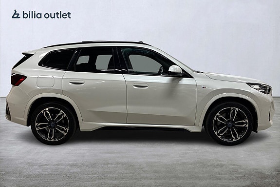 BMW iX1 5 of 30