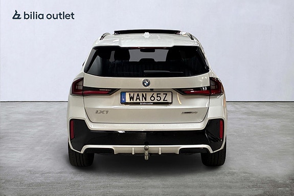 BMW iX1 7 of 30