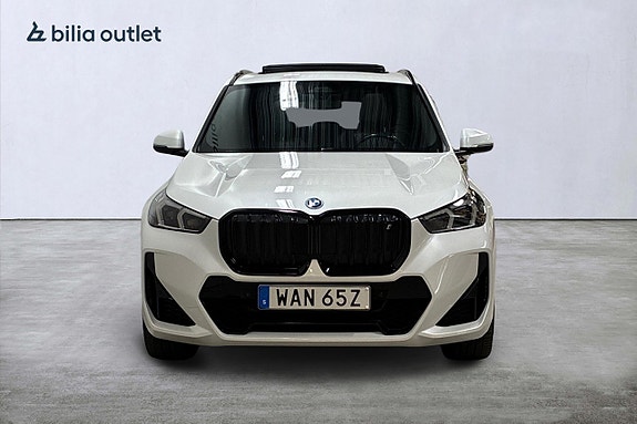 BMW iX1 3 of 30
