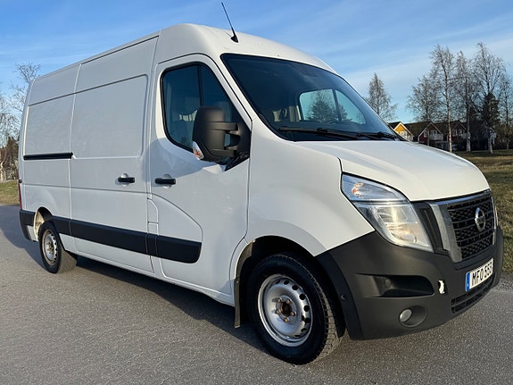 Nissan NV400 2 of 15