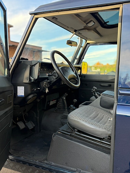 Land Rover Defender 90 10 of 21