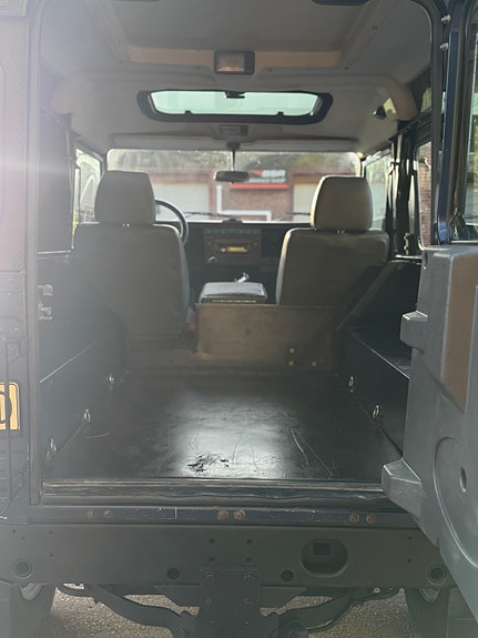 Land Rover Defender 90 18 of 21