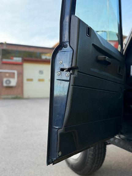 Land Rover Defender 90 16 of 21