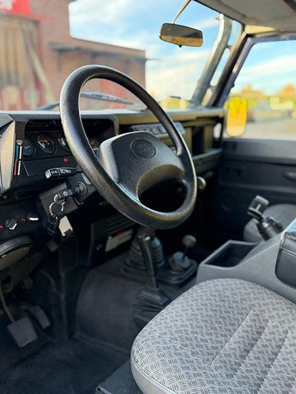 Land Rover Defender 90 11 of 21