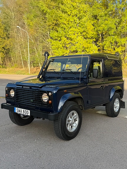 Land Rover Defender 90 2 of 21