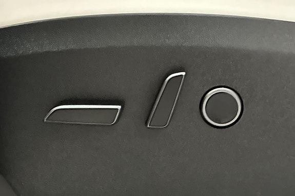 Tesla Model Y 25 of 27