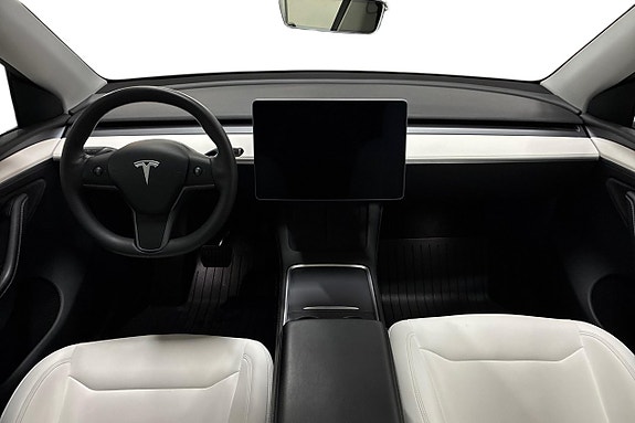 Tesla Model Y 12 of 27