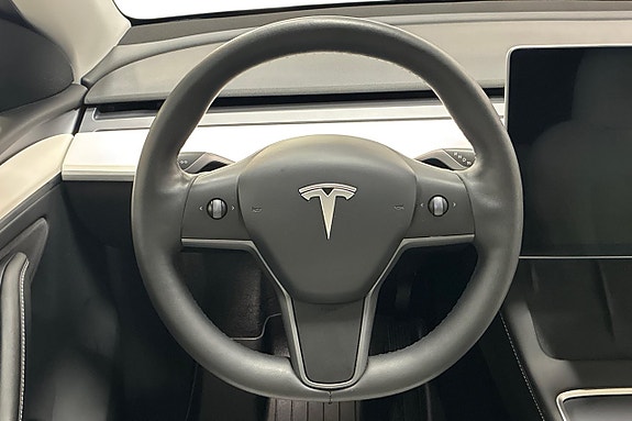 Tesla Model Y 16 of 27