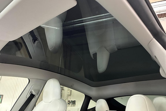 Tesla Model Y 17 of 27