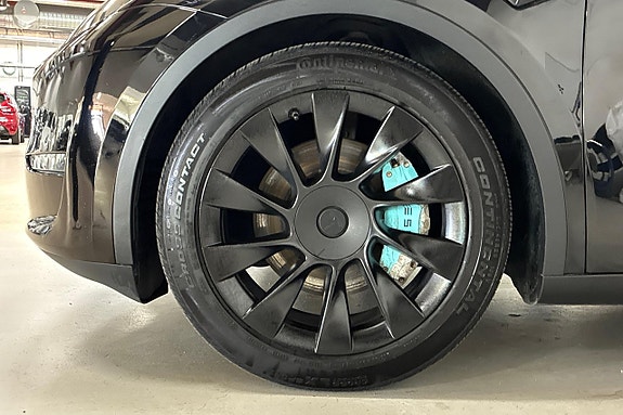 Tesla Model Y 11 of 27