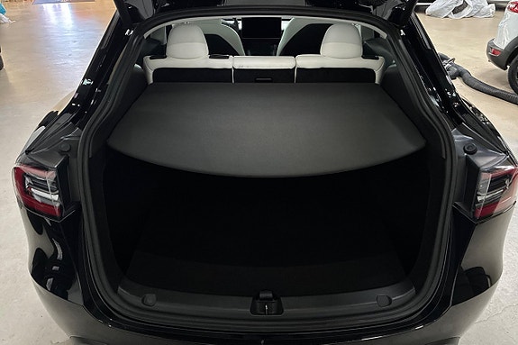 Tesla Model Y 10 of 27