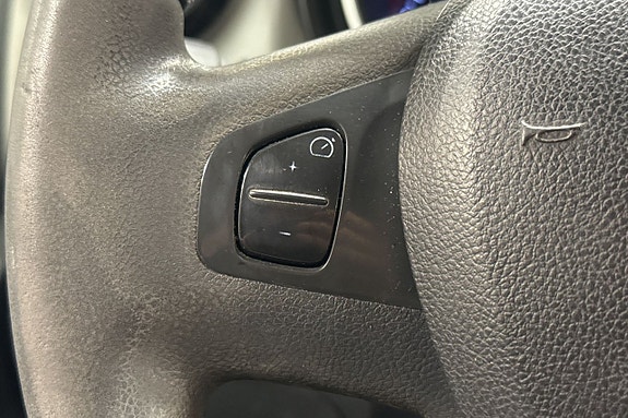 Nissan NV300 10 of 19