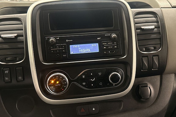 Nissan NV300 12 of 19