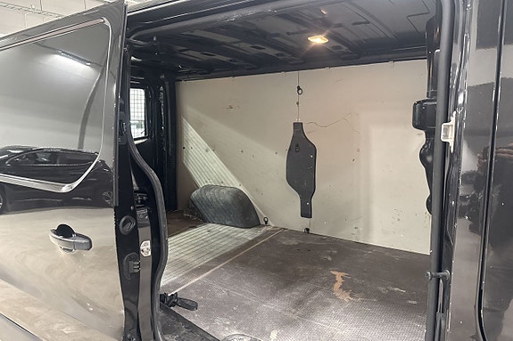 Nissan NV300 17 of 19