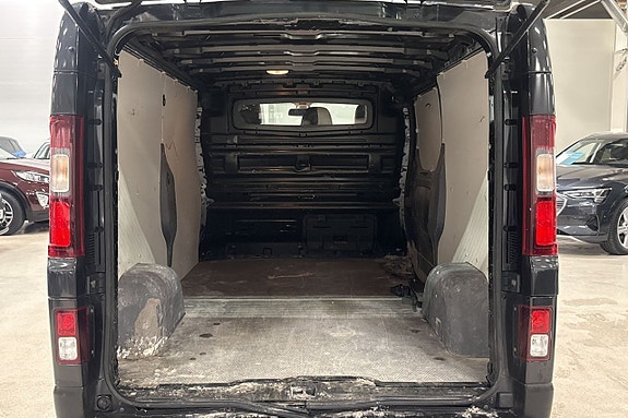 Nissan NV300 18 of 19