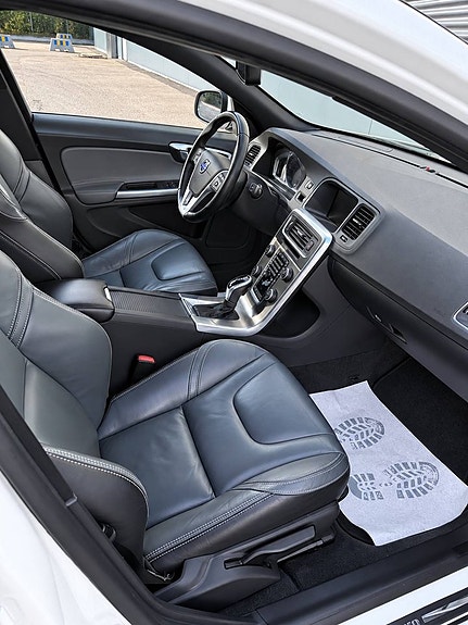 Volvo V60 11 of 16