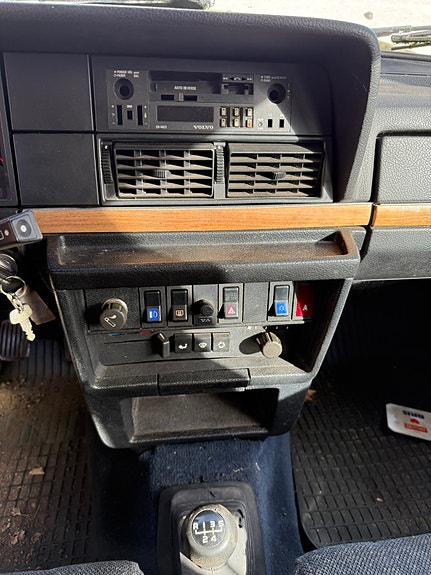 Volvo 245 2 of 10