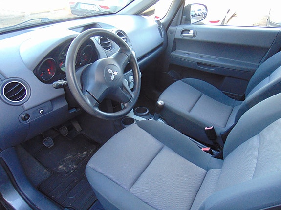 Mitsubishi Colt 2 of 9