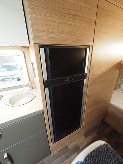 Weinsberg CaraHome 600 DKG AUT I 3500kg I Solcell I 6st Bältade Platser 9 of 20