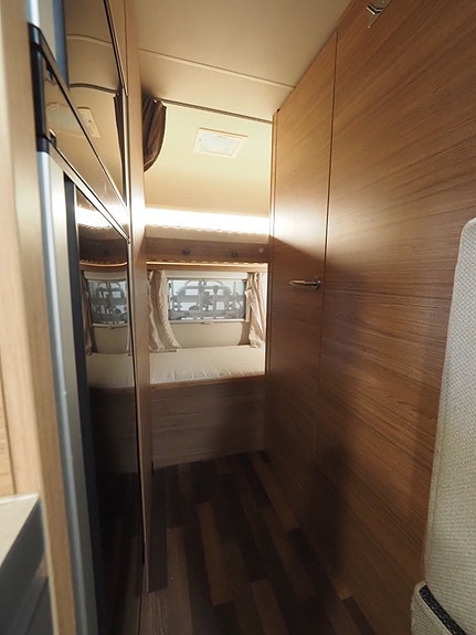 Weinsberg CaraHome 600 DKG AUT I 3500kg I Solcell I 6st Bältade Platser 10 of 20