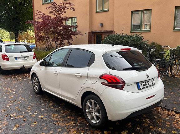 Peugeot 208 3 of 4