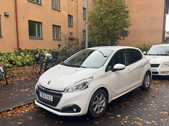 Peugeot 208 2 of 4