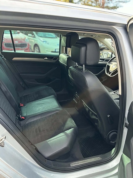 Volkswagen Passat 12 of 16