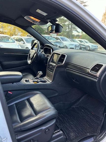 Jeep Grand Cherokee 9 of 18