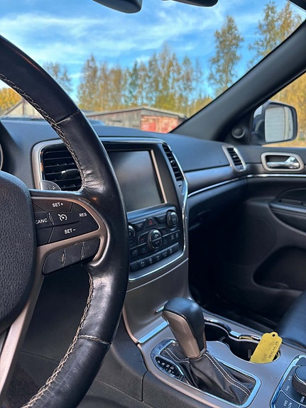 Jeep Grand Cherokee 11 of 18