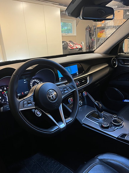 Alfa Romeo Stelvio 3 of 6