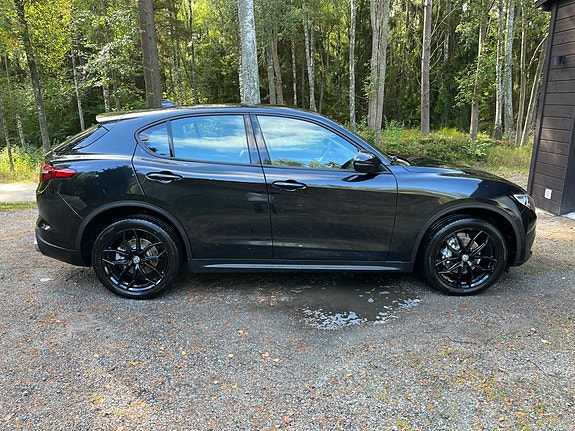 Alfa Romeo Stelvio 2 of 6