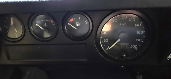 Land Rover Defender 110 7 of 10