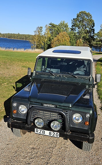 Land Rover Defender 110 4 of 10