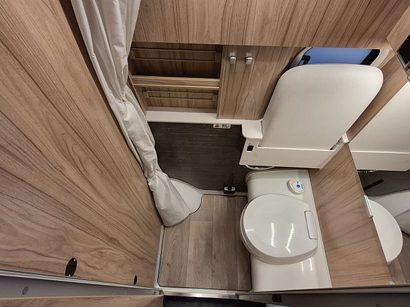 Hymer Grand Canyon S 4x4, pop-up, 4 platser, automat, dieselvärme, kanonfin 15 of 26