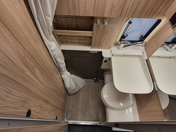 Hymer Grand Canyon S 4x4, pop-up, 4 platser, automat, dieselvärme, kanonfin 16 of 26