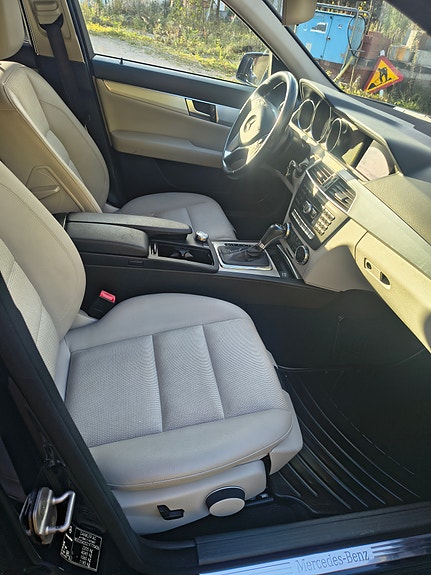 Mercedes-Benz C220 7 of 9