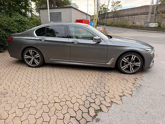 BMW 740e 3 of 5