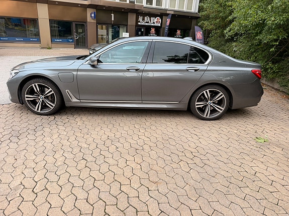 BMW 740e 2 of 5