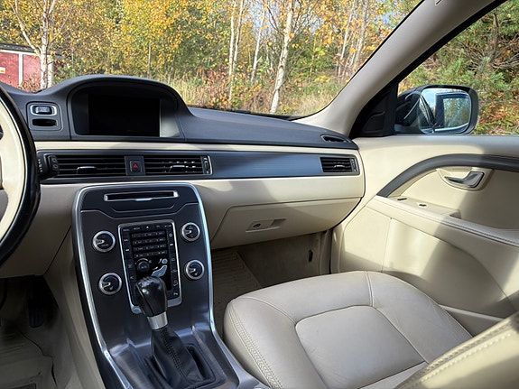Volvo XC70 12 of 16