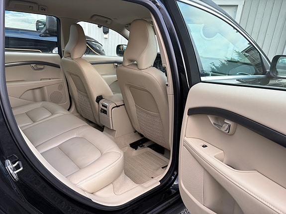 Volvo XC70 13 of 16