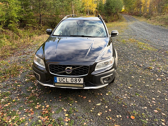 Volvo XC70 2 of 16