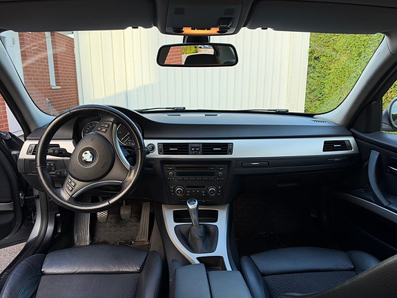 BMW 320d 4 of 5
